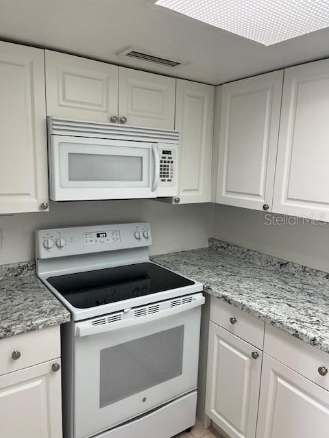 452 Banyon Tree Cir #200 Property Photo 3