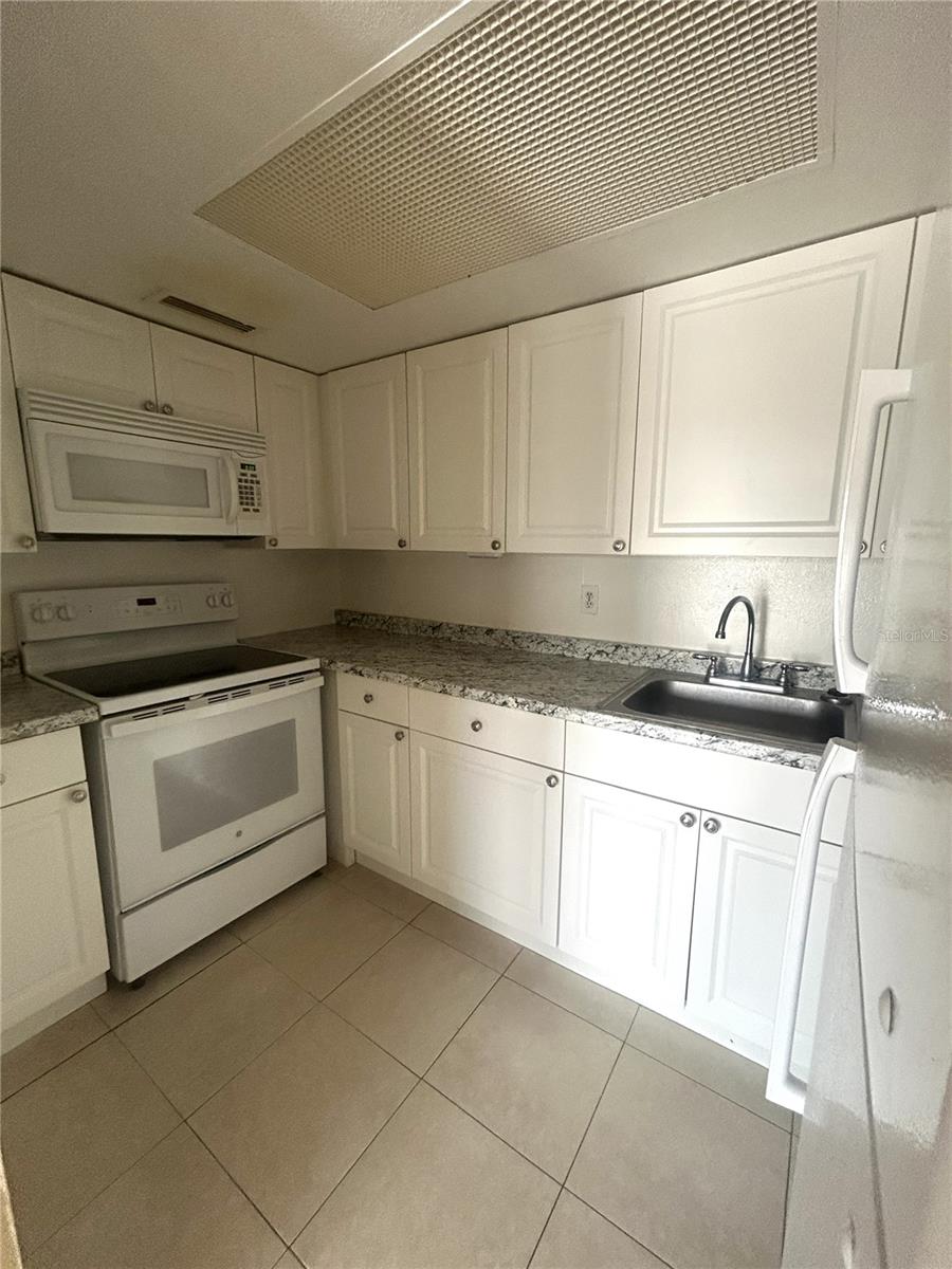 452 Banyon Tree Cir #200 Property Photo 6