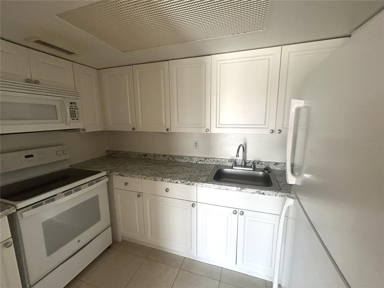 452 Banyon Tree Cir #200 Property Photo 11