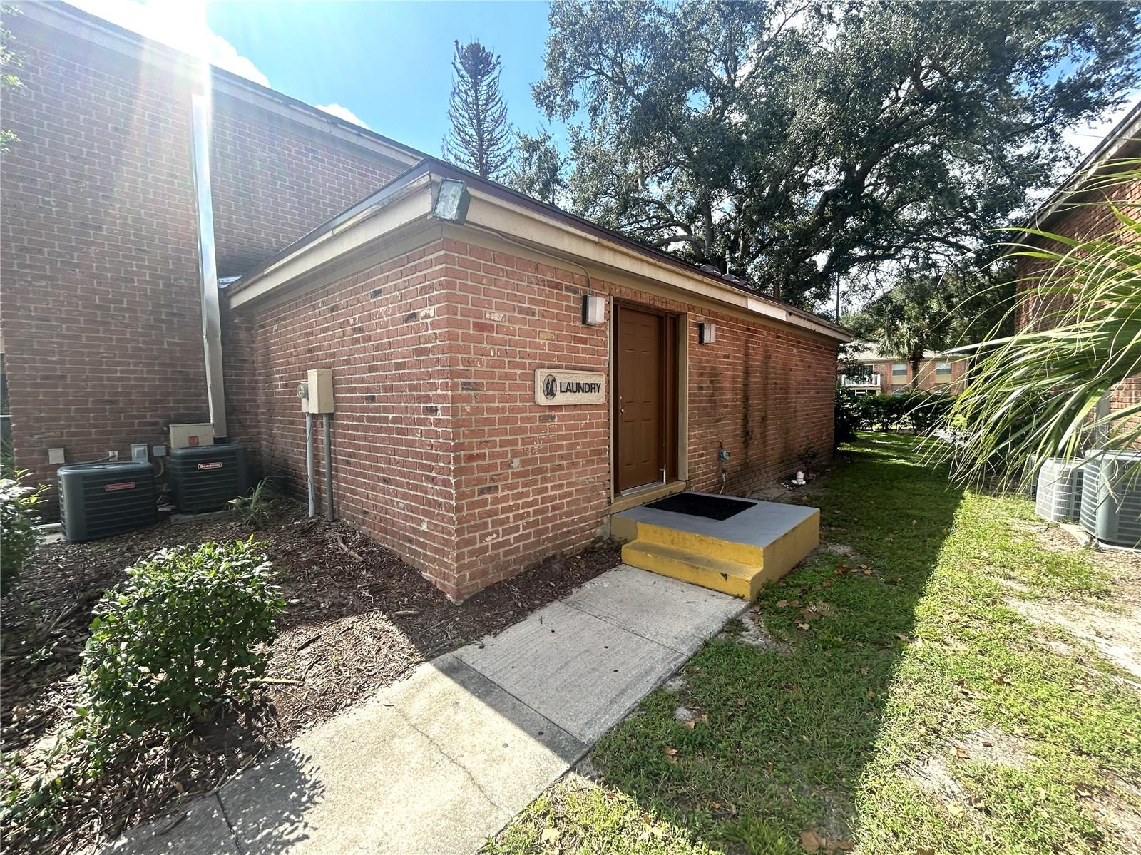 452 Banyon Tree Cir #200 Property Photo 13