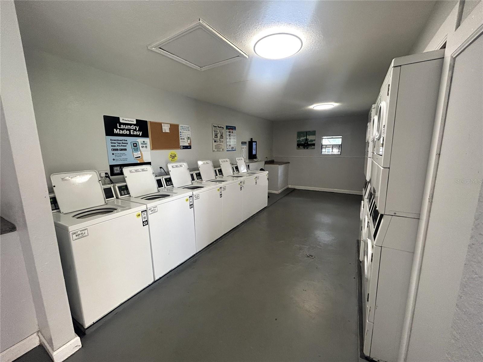 452 Banyon Tree Cir #200 Property Photo 14