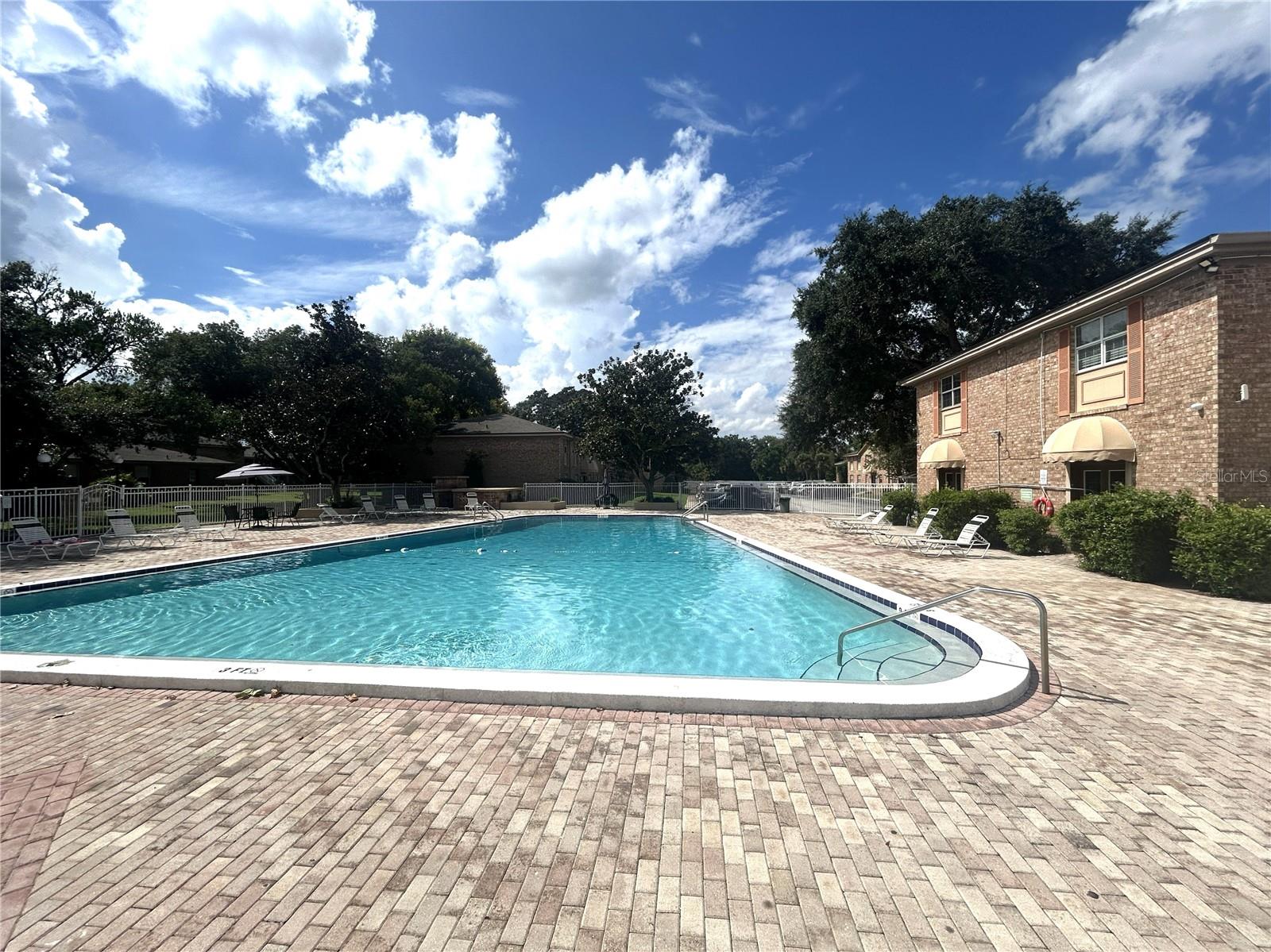 452 Banyon Tree Cir #200 Property Photo 15