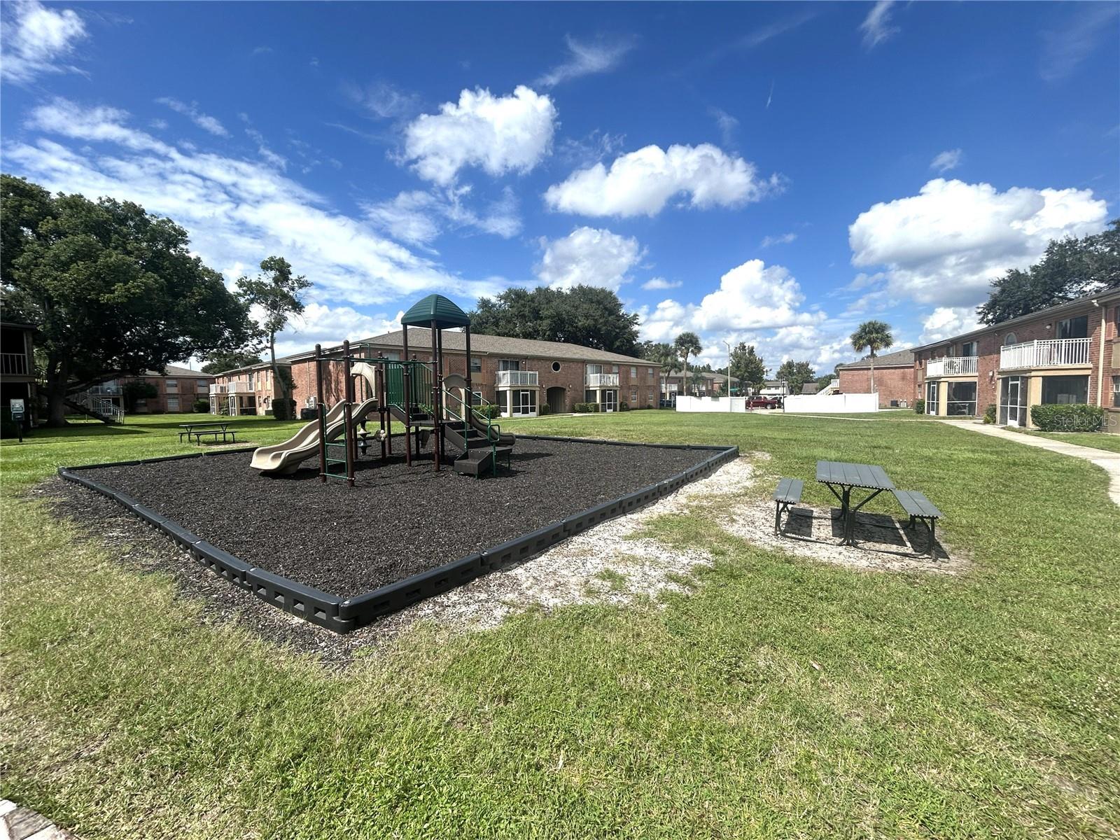 452 Banyon Tree Cir #200 Property Photo 16