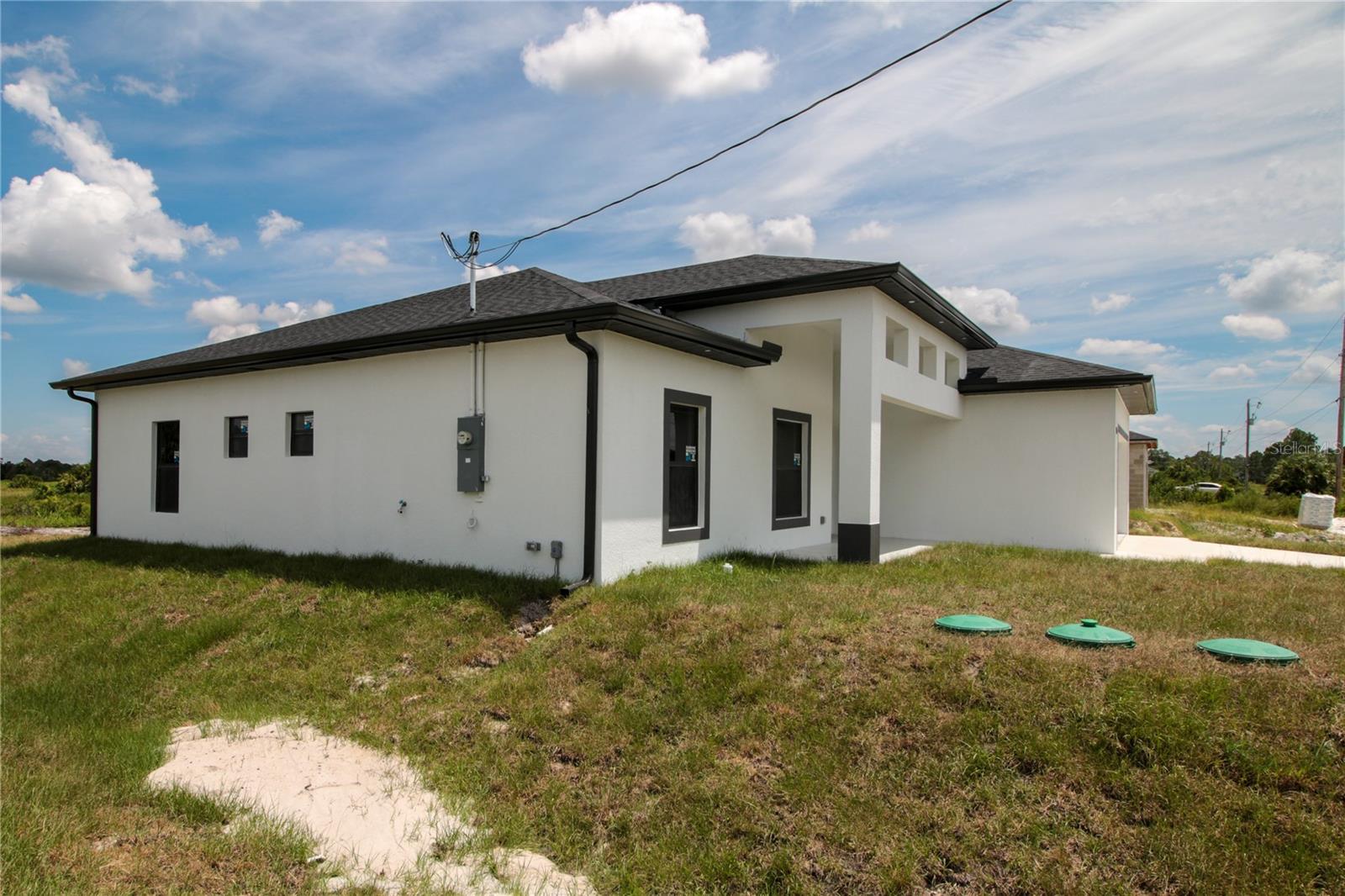 945 Commodore St Property Photo 3