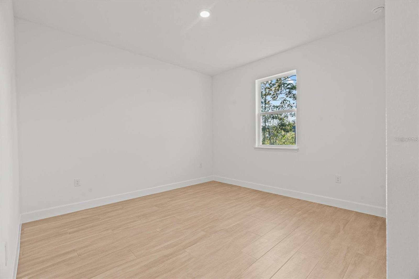 18924 Northrop St Property Photo 15