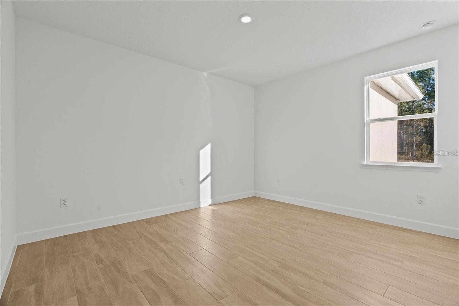 18924 Northrop St Property Photo 17