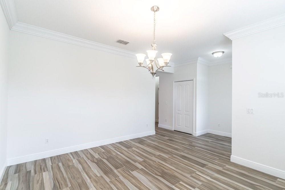347 Gladesdale St Property Photo 10