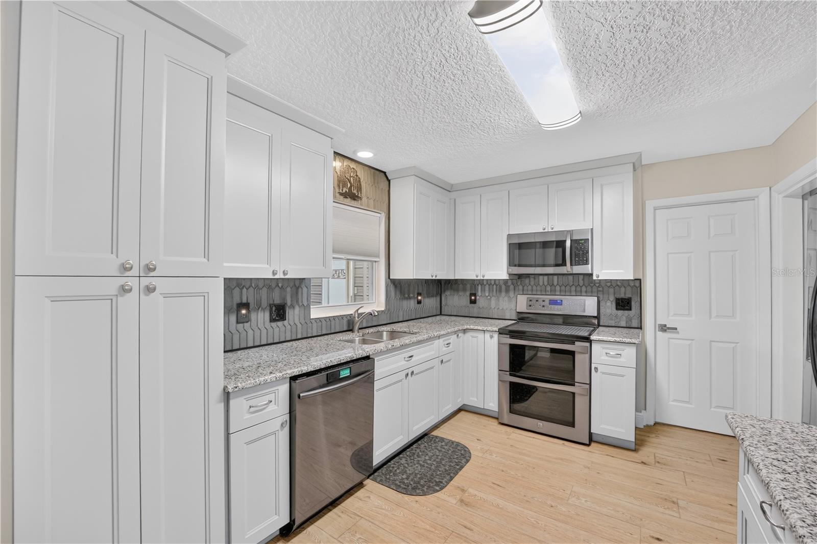 28050 Lois Dr Property Photo 3