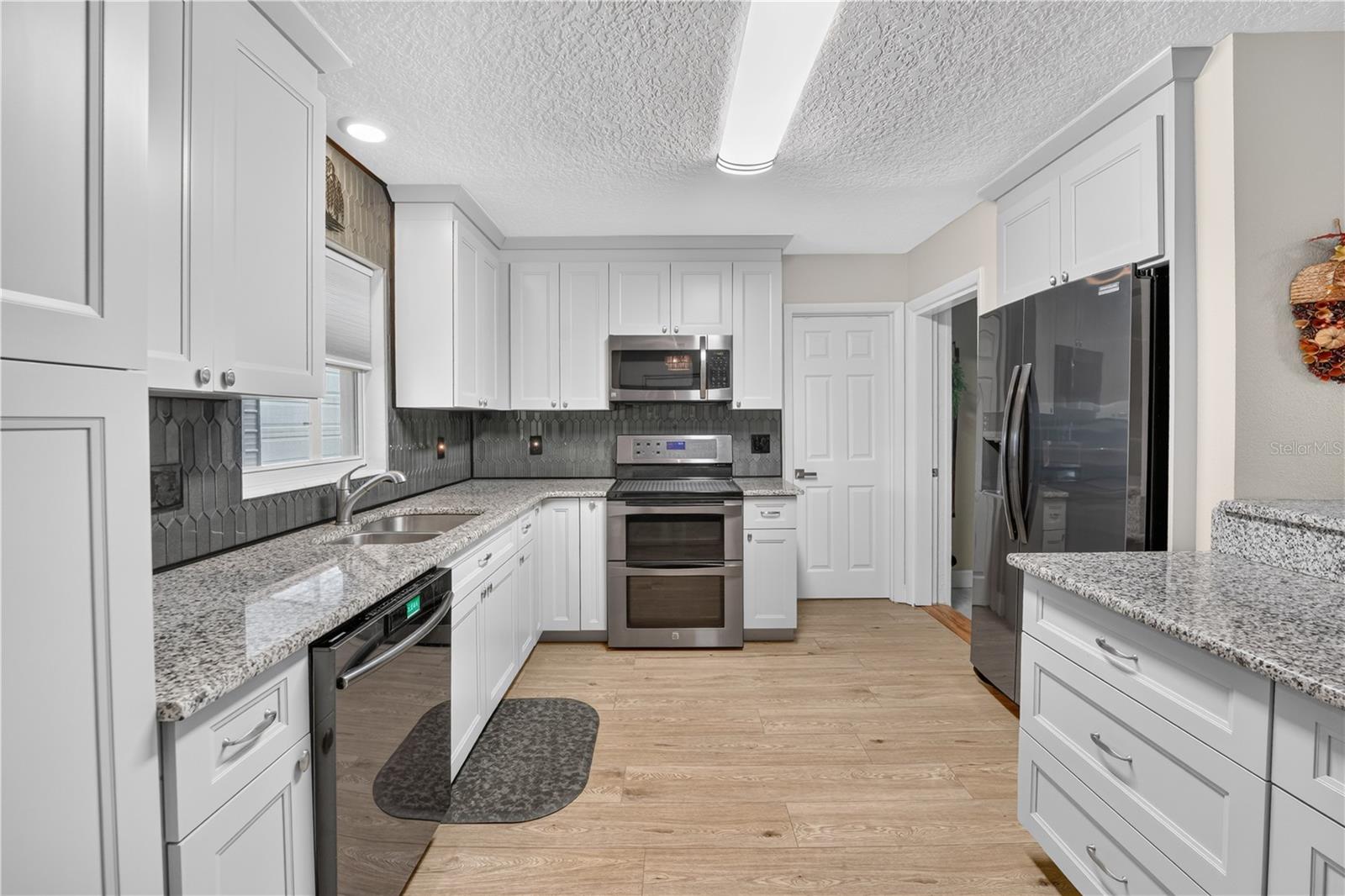28050 Lois Dr Property Photo 6