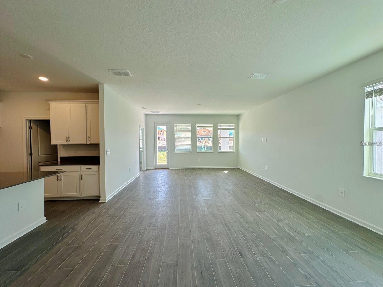 2665 Armstrong Ave Property Photo 6