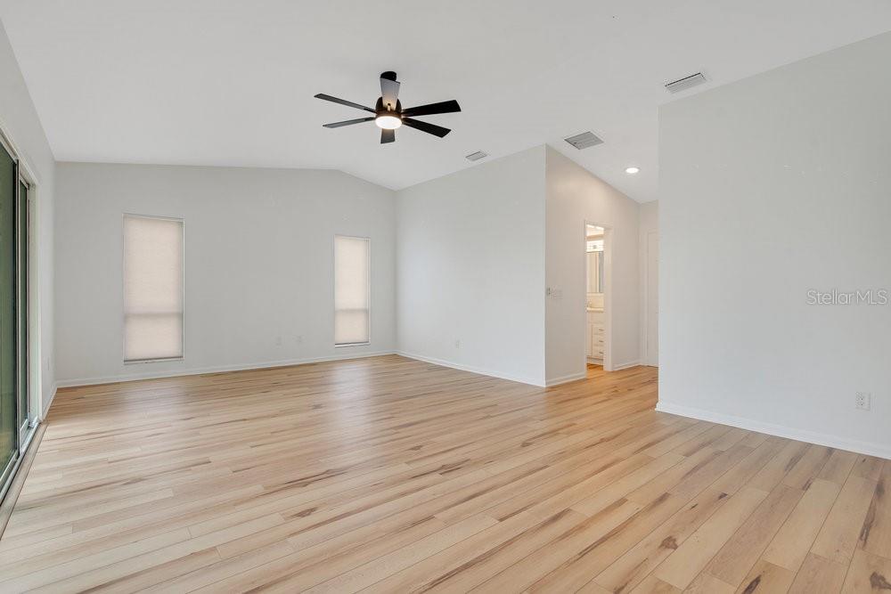 905 Main St Property Photo 12