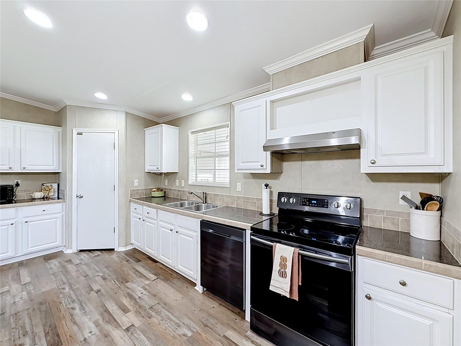 25110 Alamanda Dr Property Photo 6