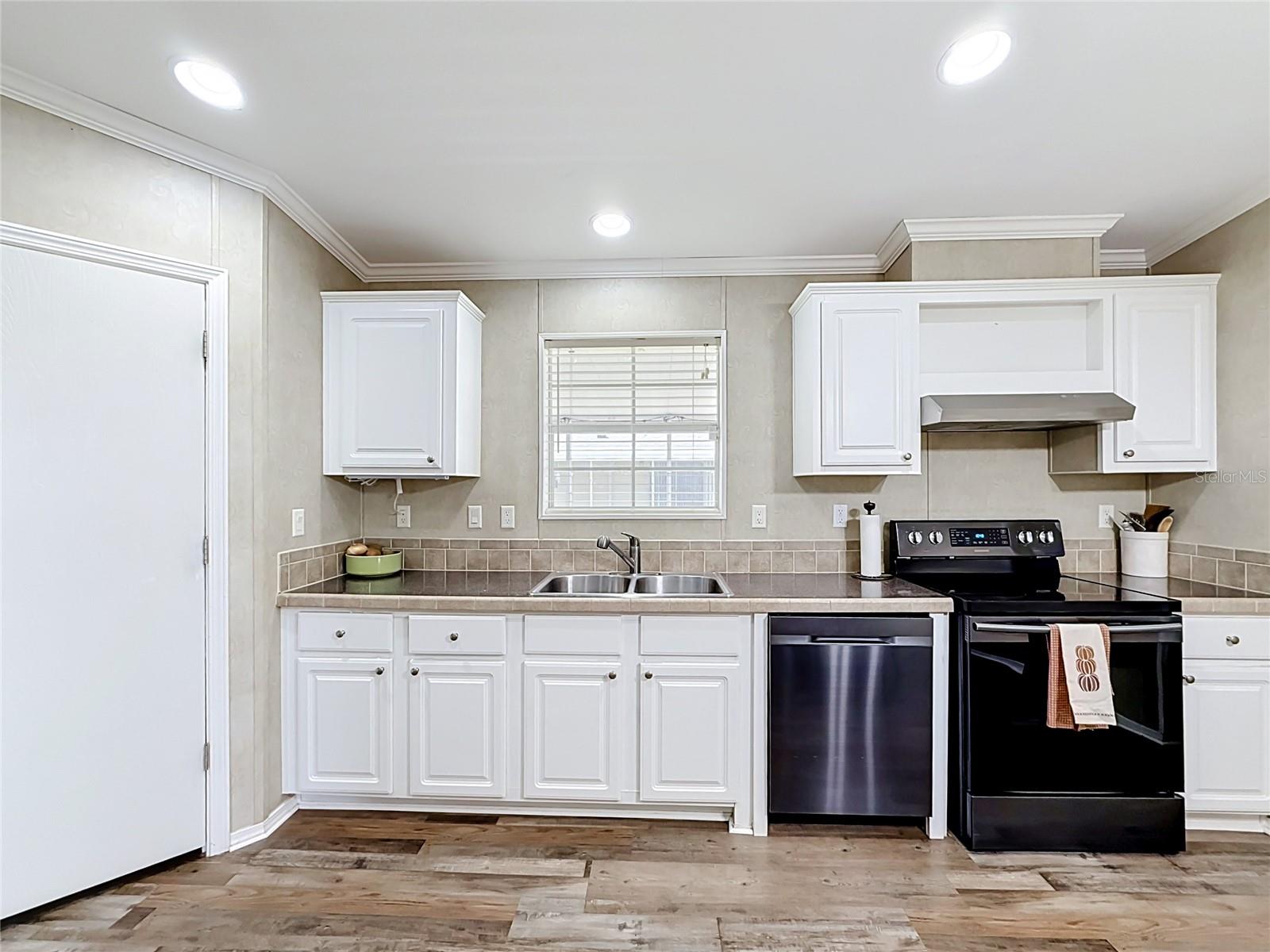 25110 Alamanda Dr Property Photo 9