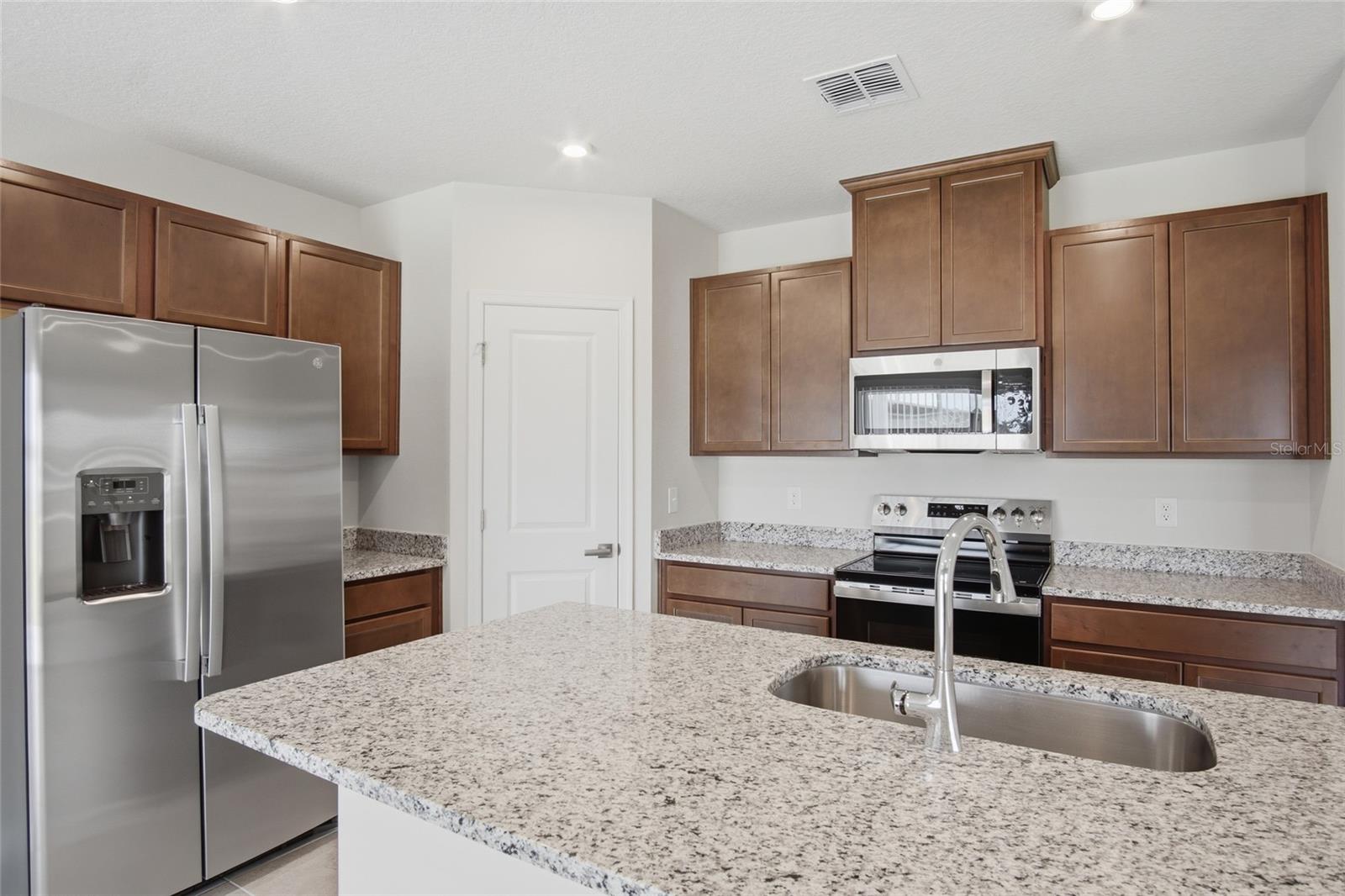 724 Cantaberry Dr Property Photo 3