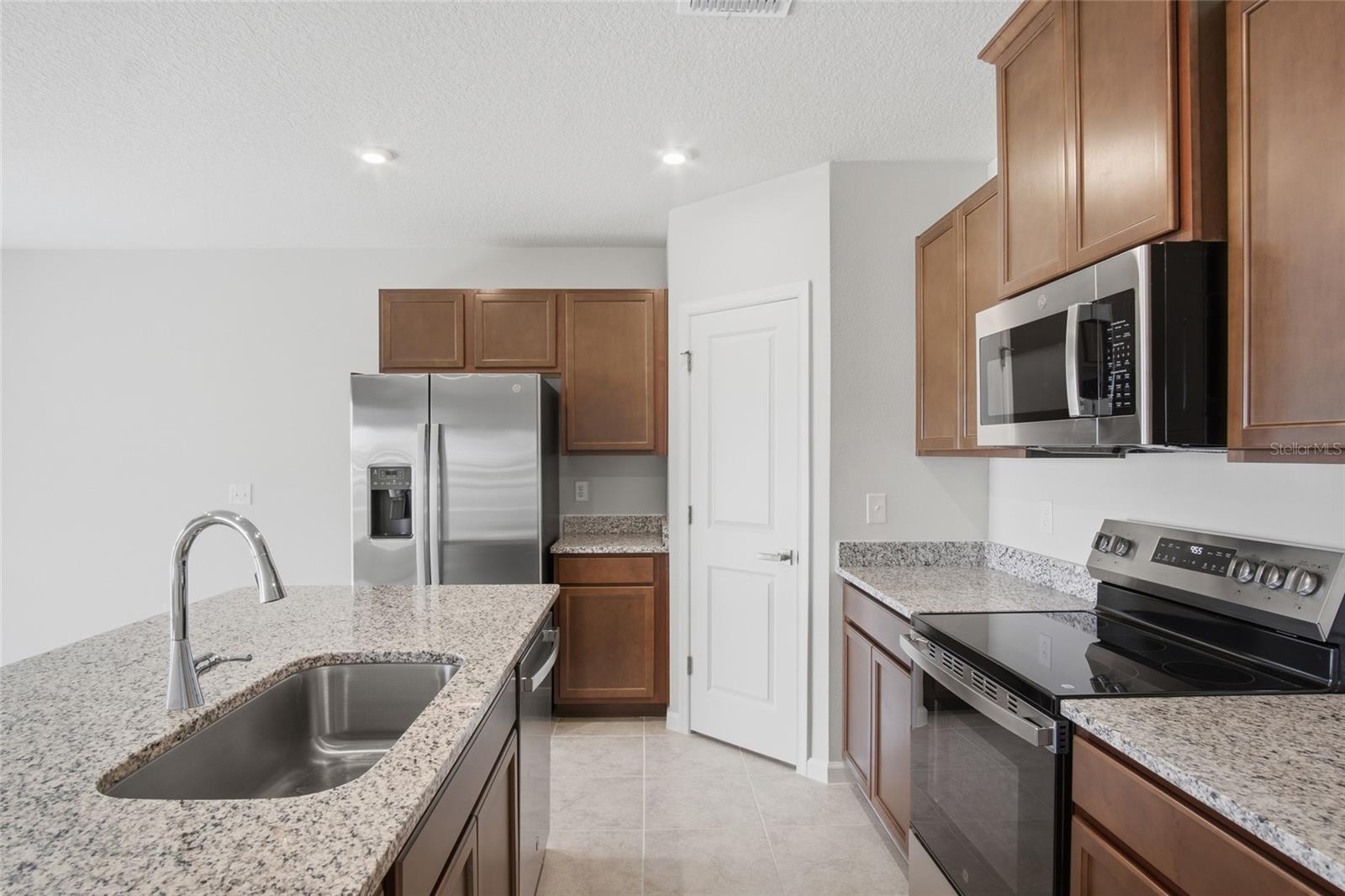 724 Cantaberry Dr Property Photo 4