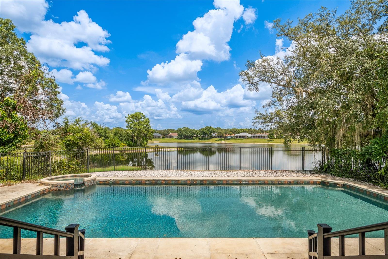672 Stonefield Loop Property Photo 4