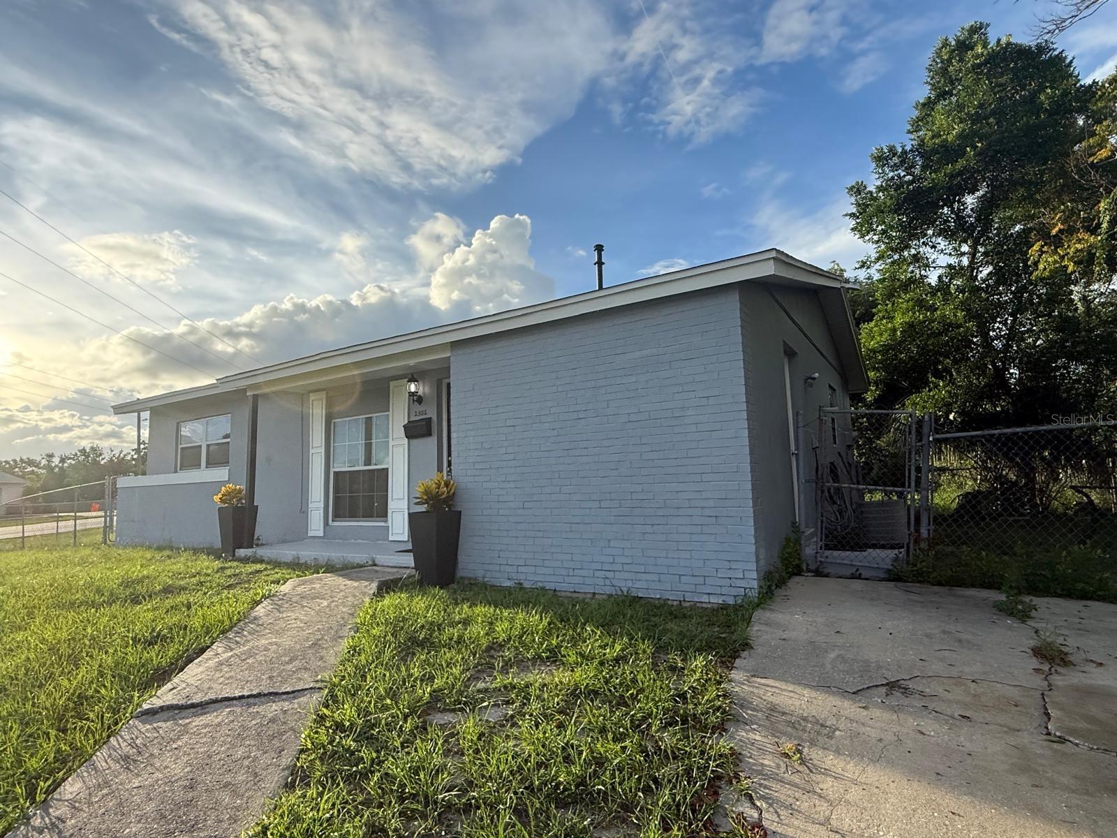 2302 E Dana Dr Property Photo 1