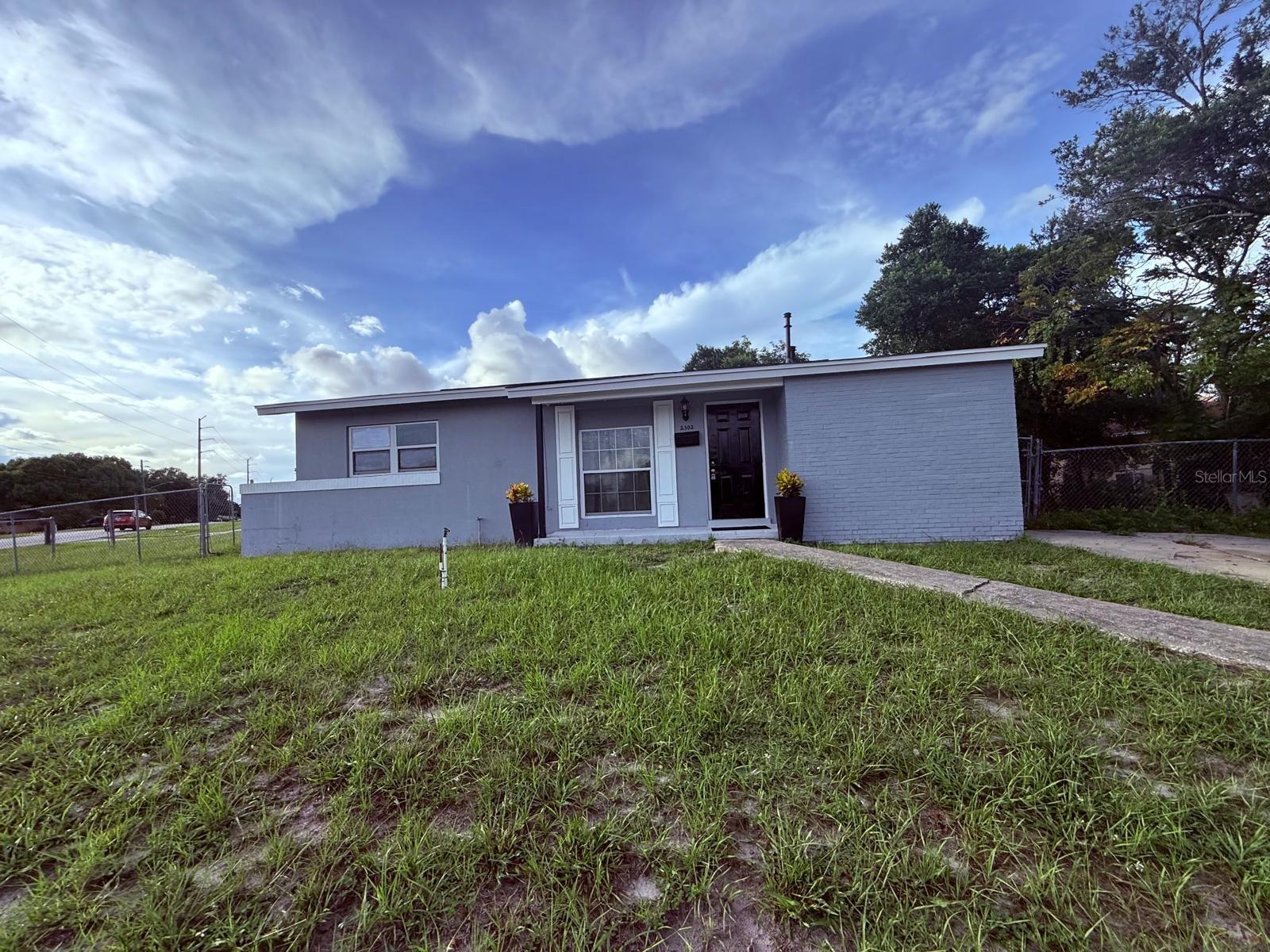 2302 E Dana Dr Property Photo 3