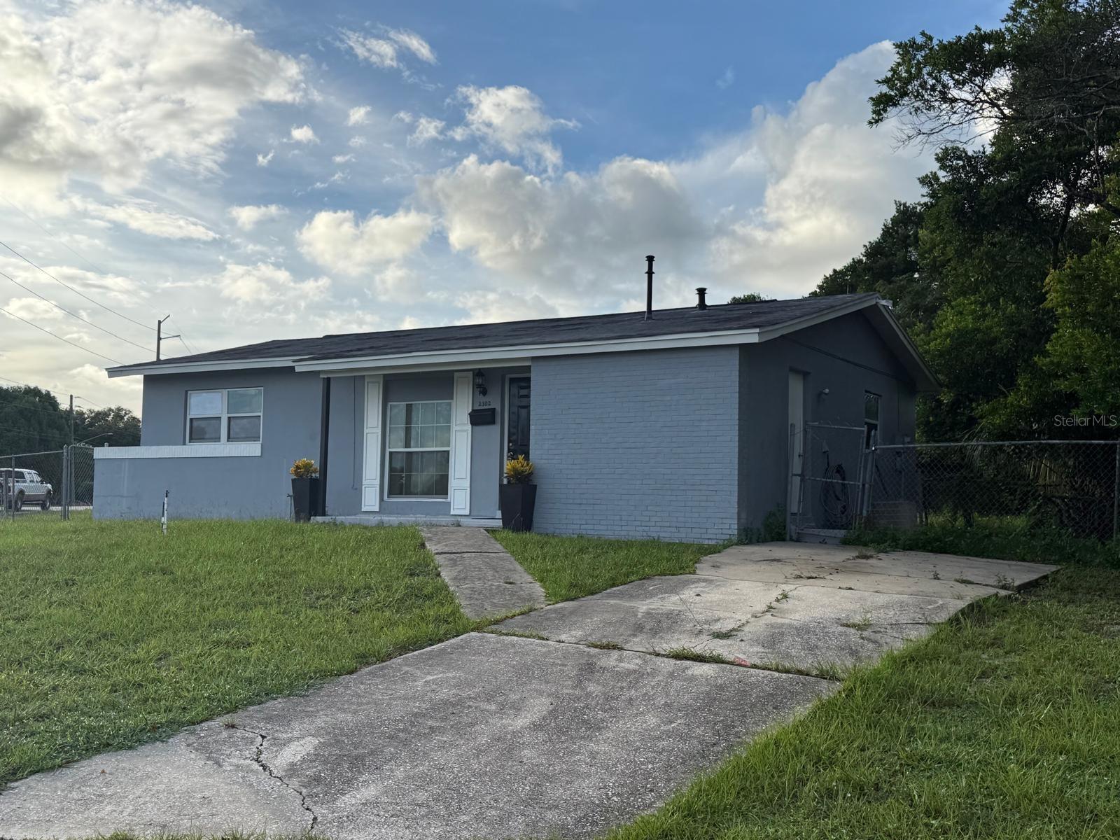 2302 E Dana Dr Property Photo 4