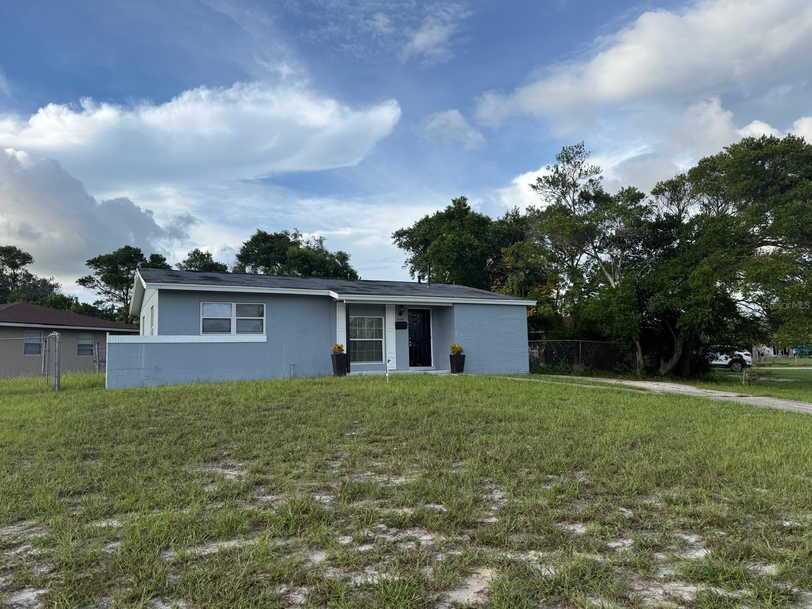 2302 E Dana Dr Property Photo 5