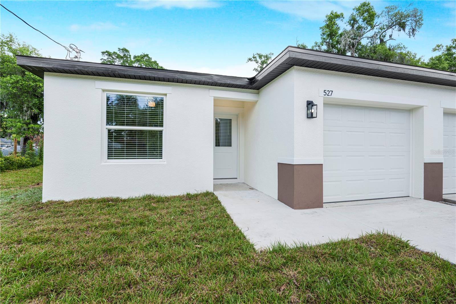 525-527 Pine Lane Property Photo 4