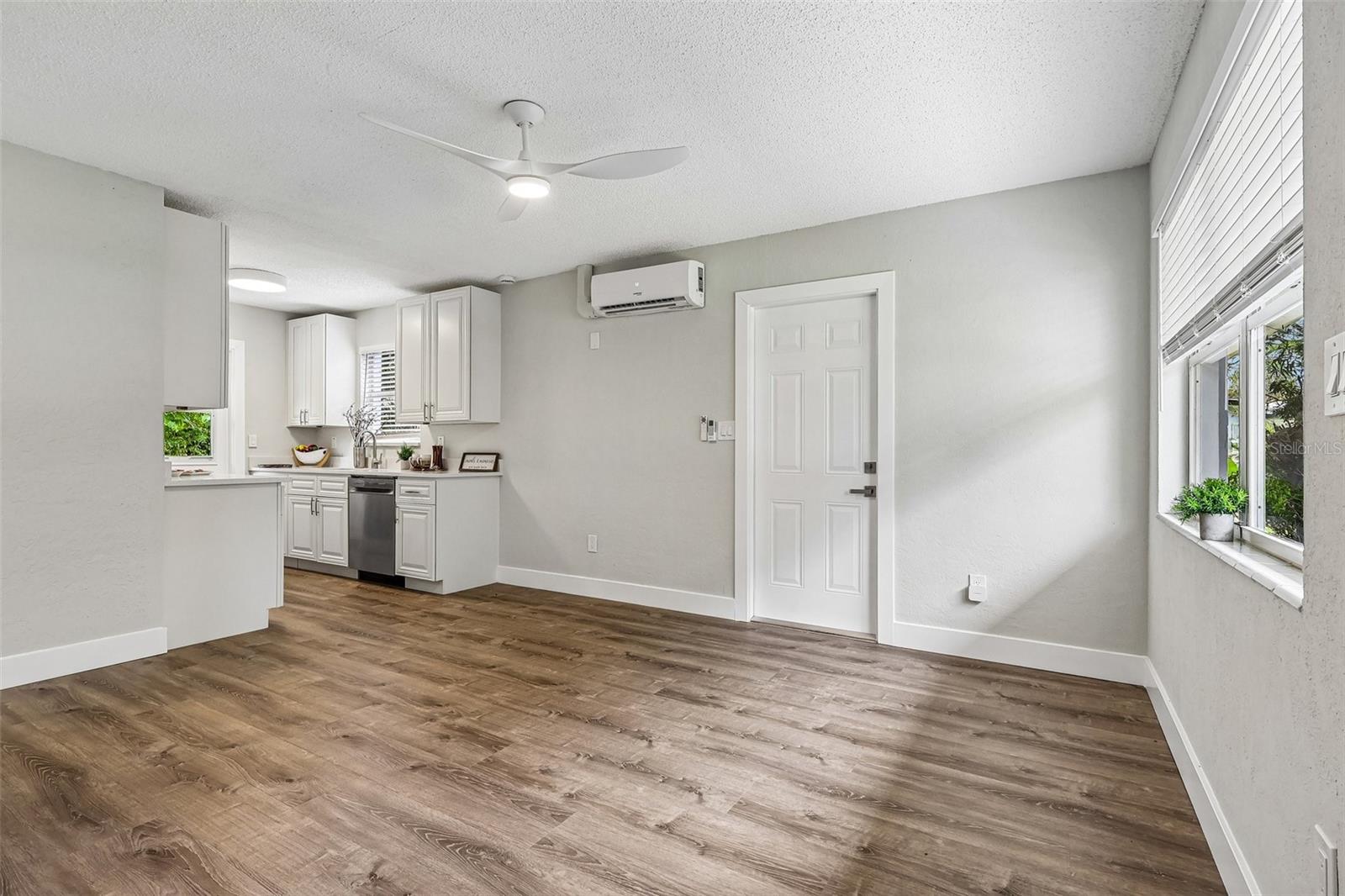 1062 Barclay Dr Property Photo 4