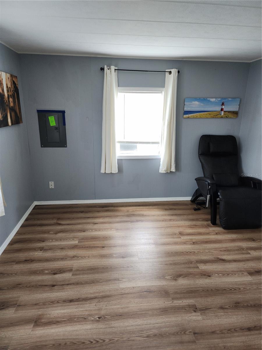 O6438581 Property Photo 3