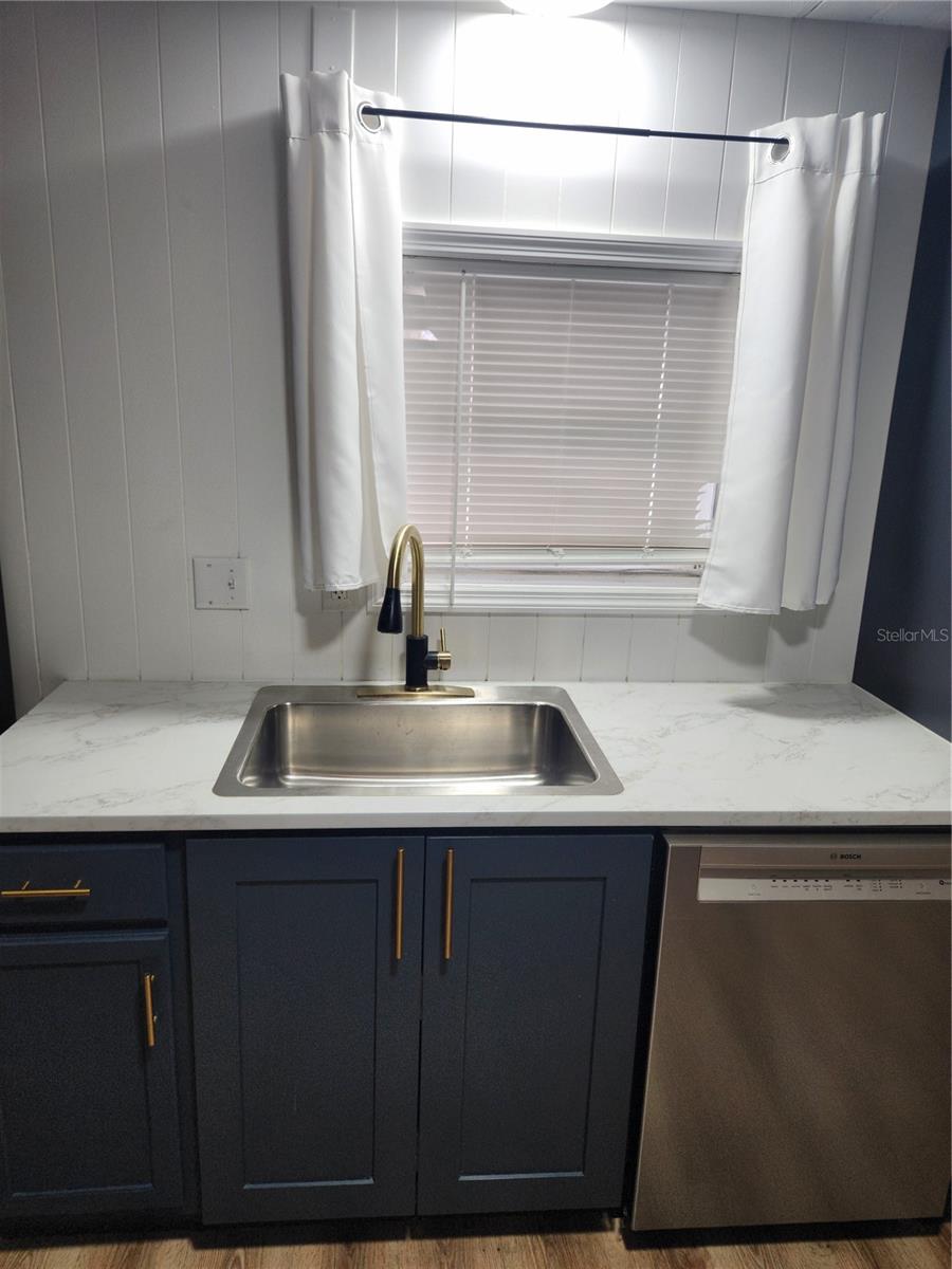 O6438581 Property Photo 15