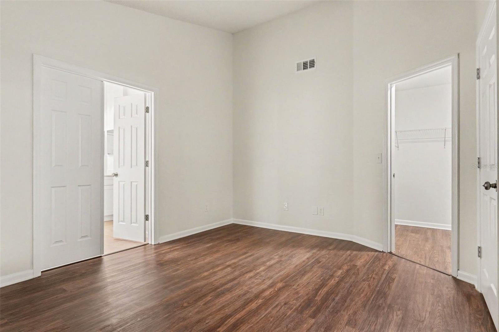 1097 Covington St Property Photo 8