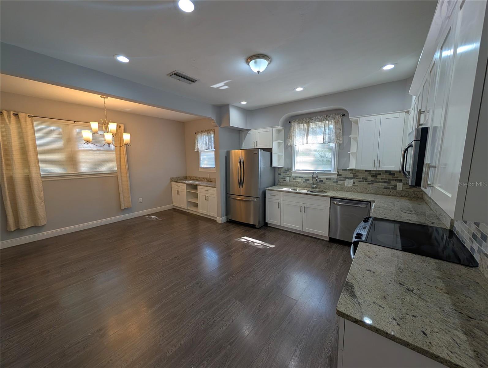 O6438607 Property Photo 5
