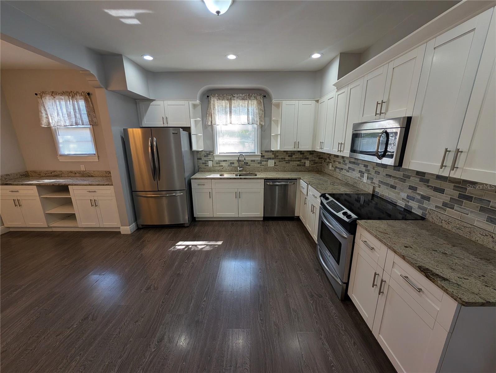 O6438607 Property Photo 6