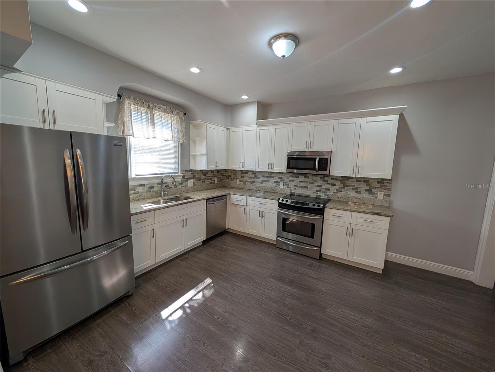 O6438607 Property Photo 7