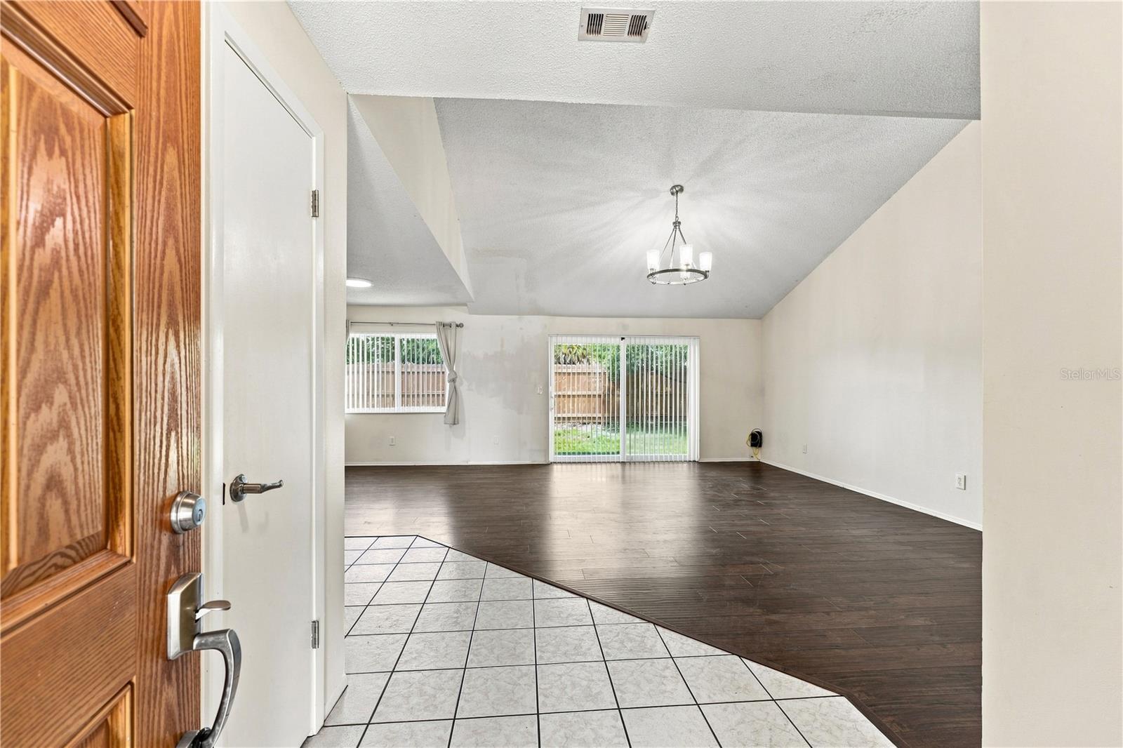 1050 Huntington Ct Property Photo 3