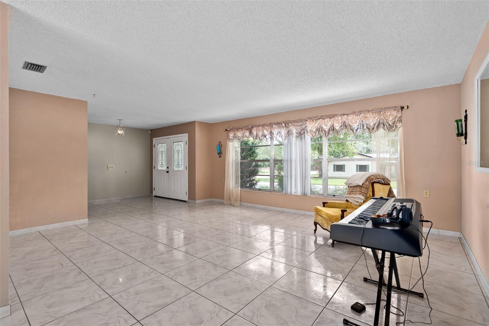 101 Suffolk Ct Property Photo 8