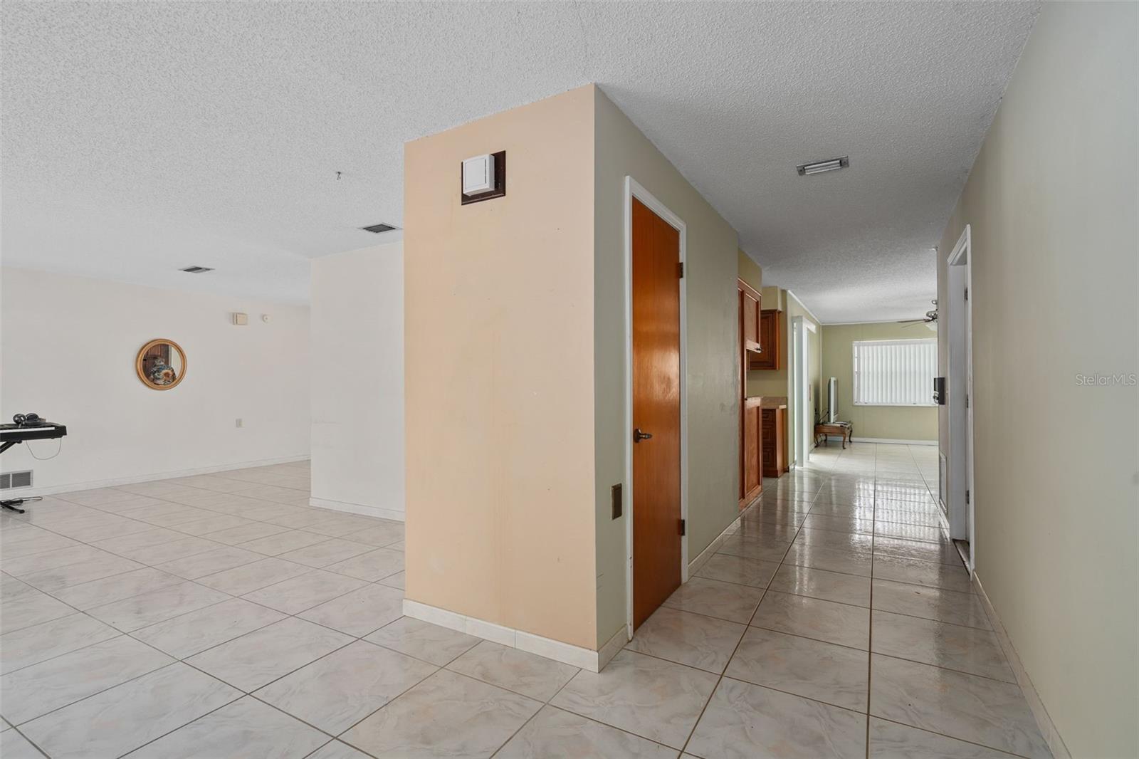 101 Suffolk Ct Property Photo 9