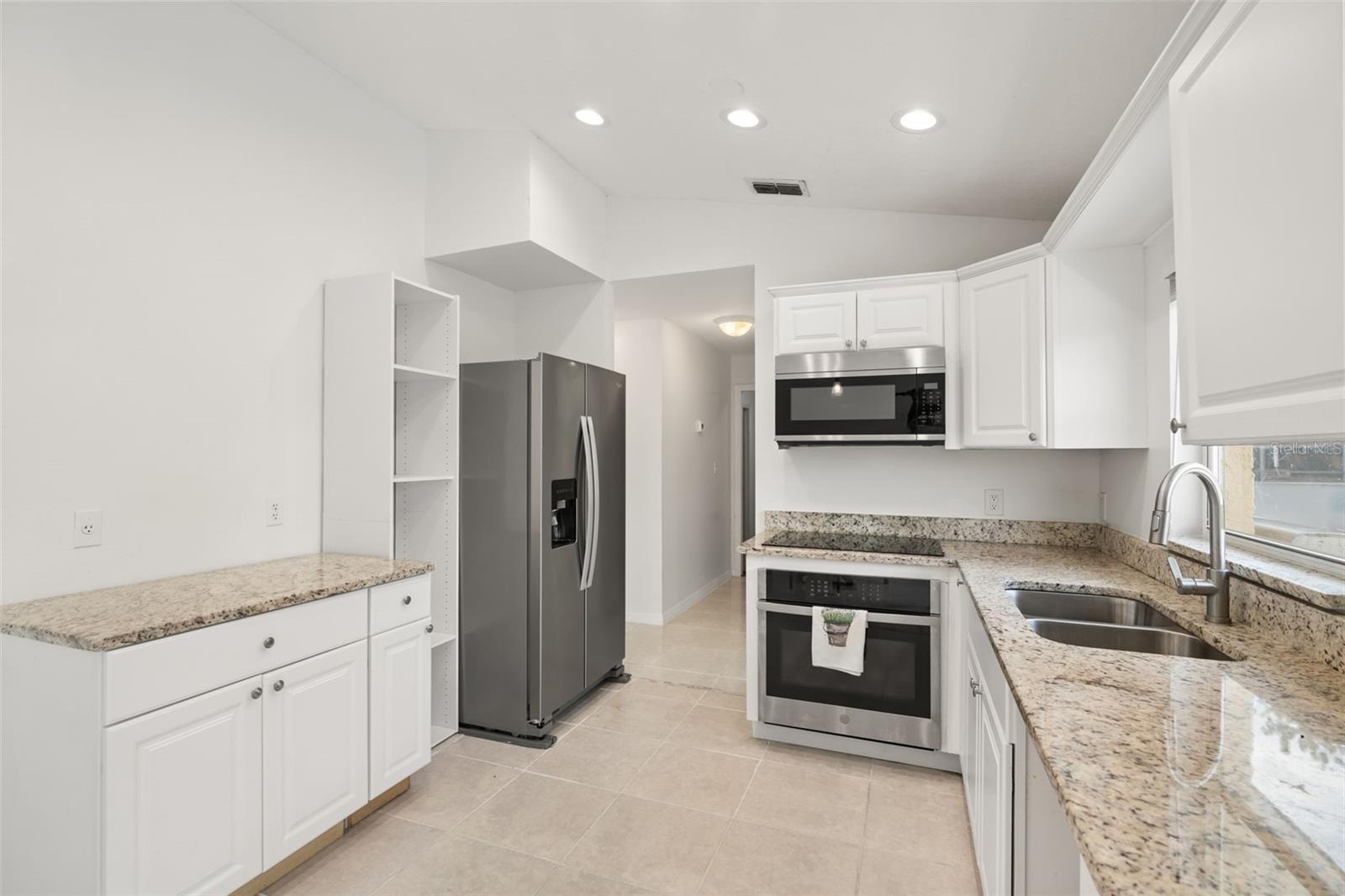 605 Tamarin Ln Property Photo 2