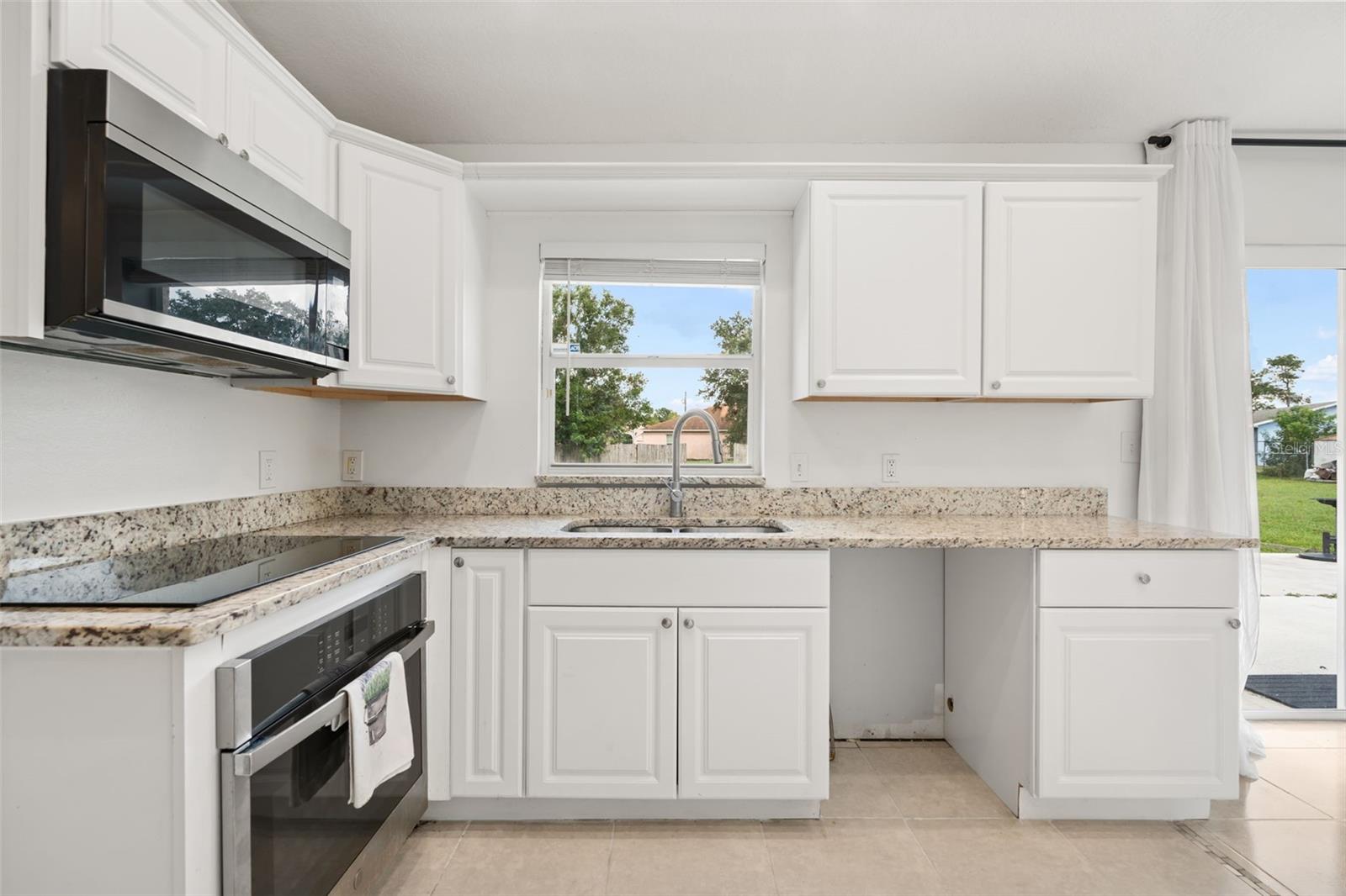 605 Tamarin Ln Property Photo 3