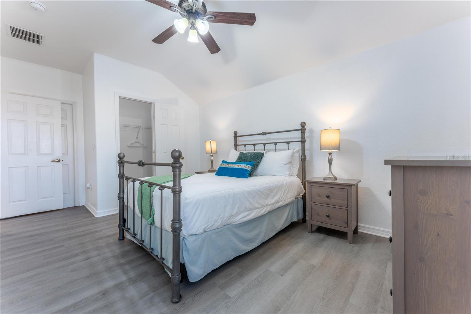 437 Cadiz Loop Property Photo 3
