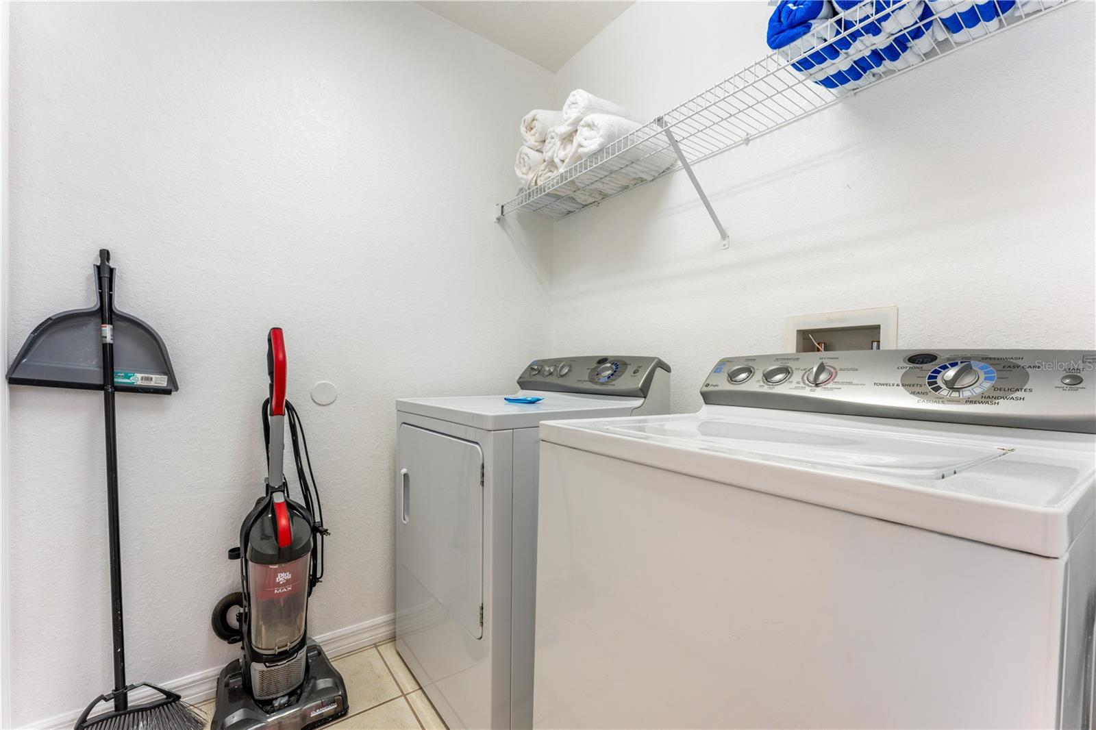 437 Cadiz Loop Property Photo 5