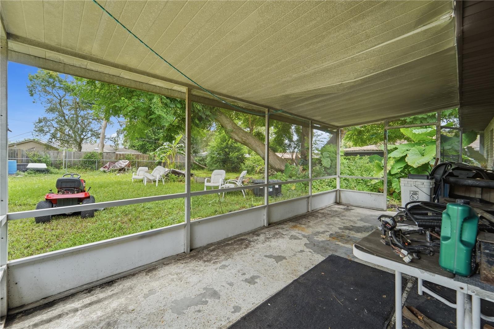 547 Everett St Property Photo 12
