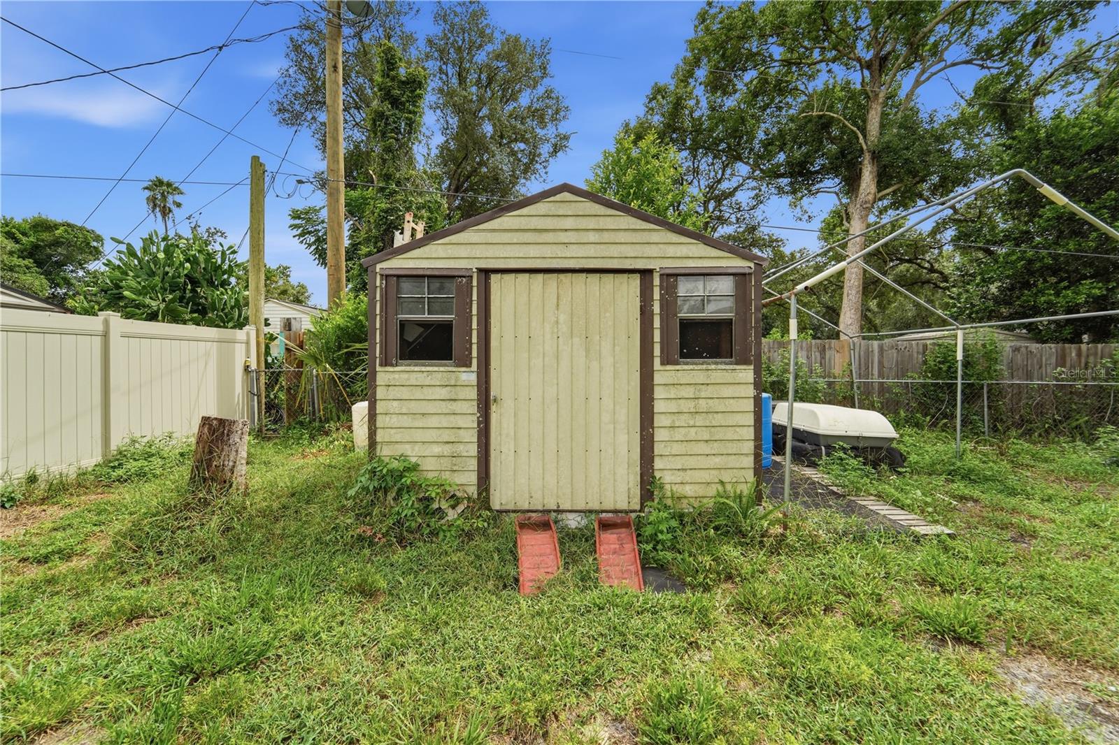 547 Everett St Property Photo 14