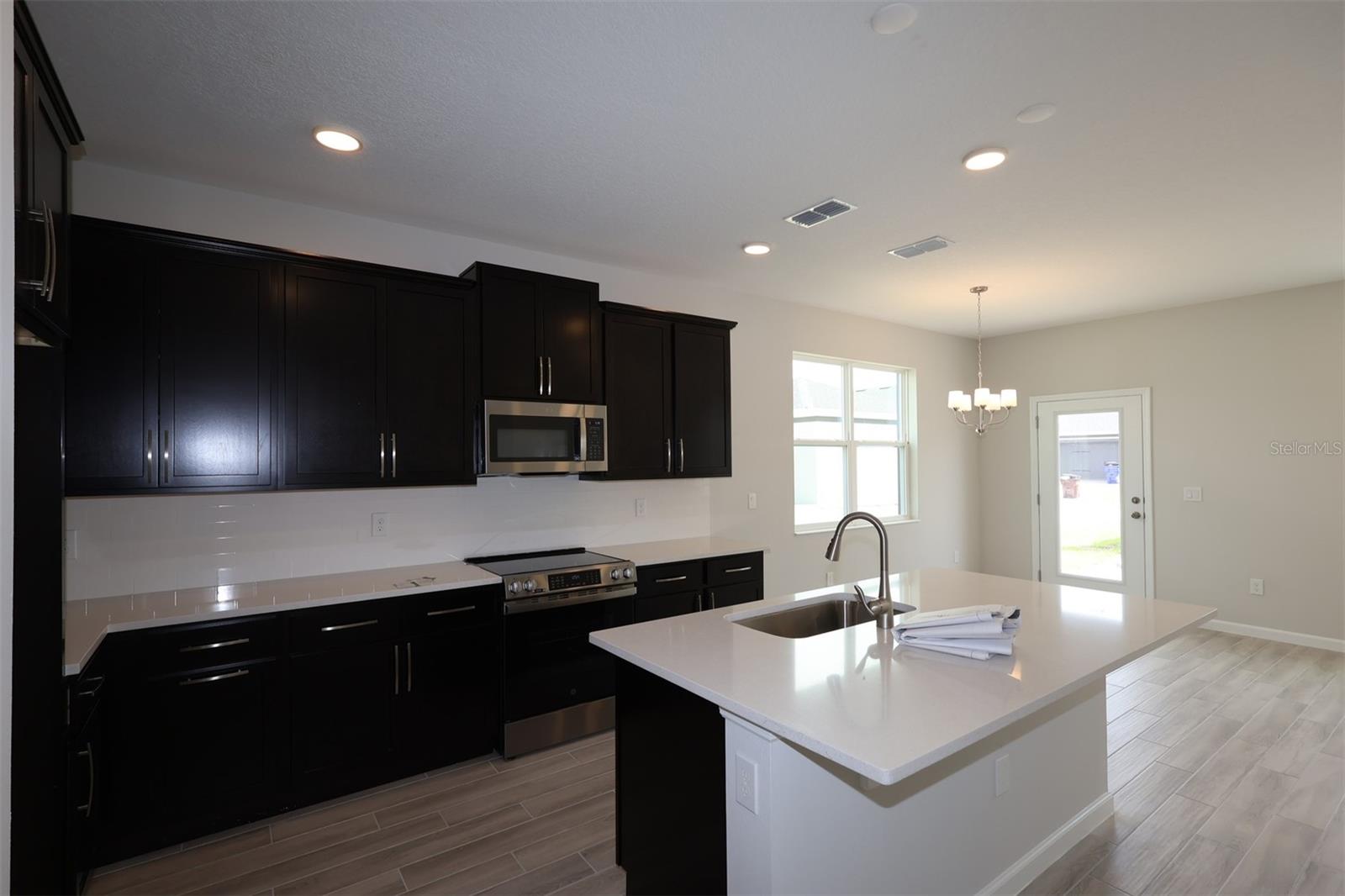 1385 Hyde St Property Photo 3