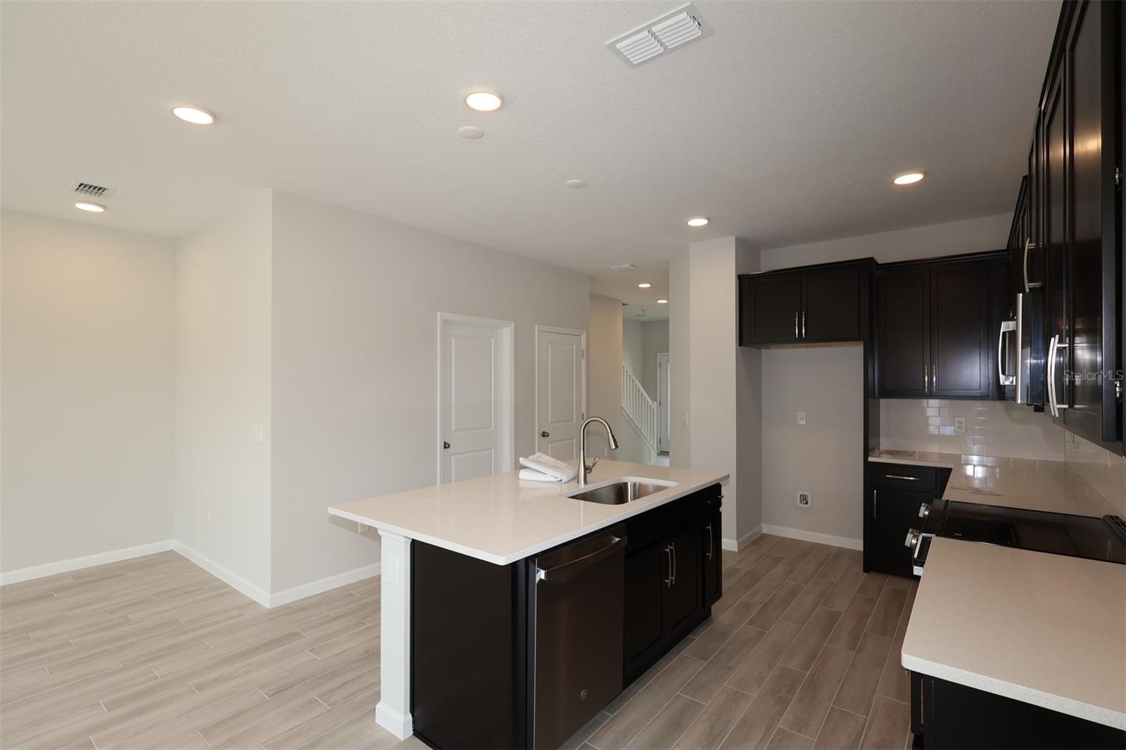 1385 Hyde St Property Photo 4