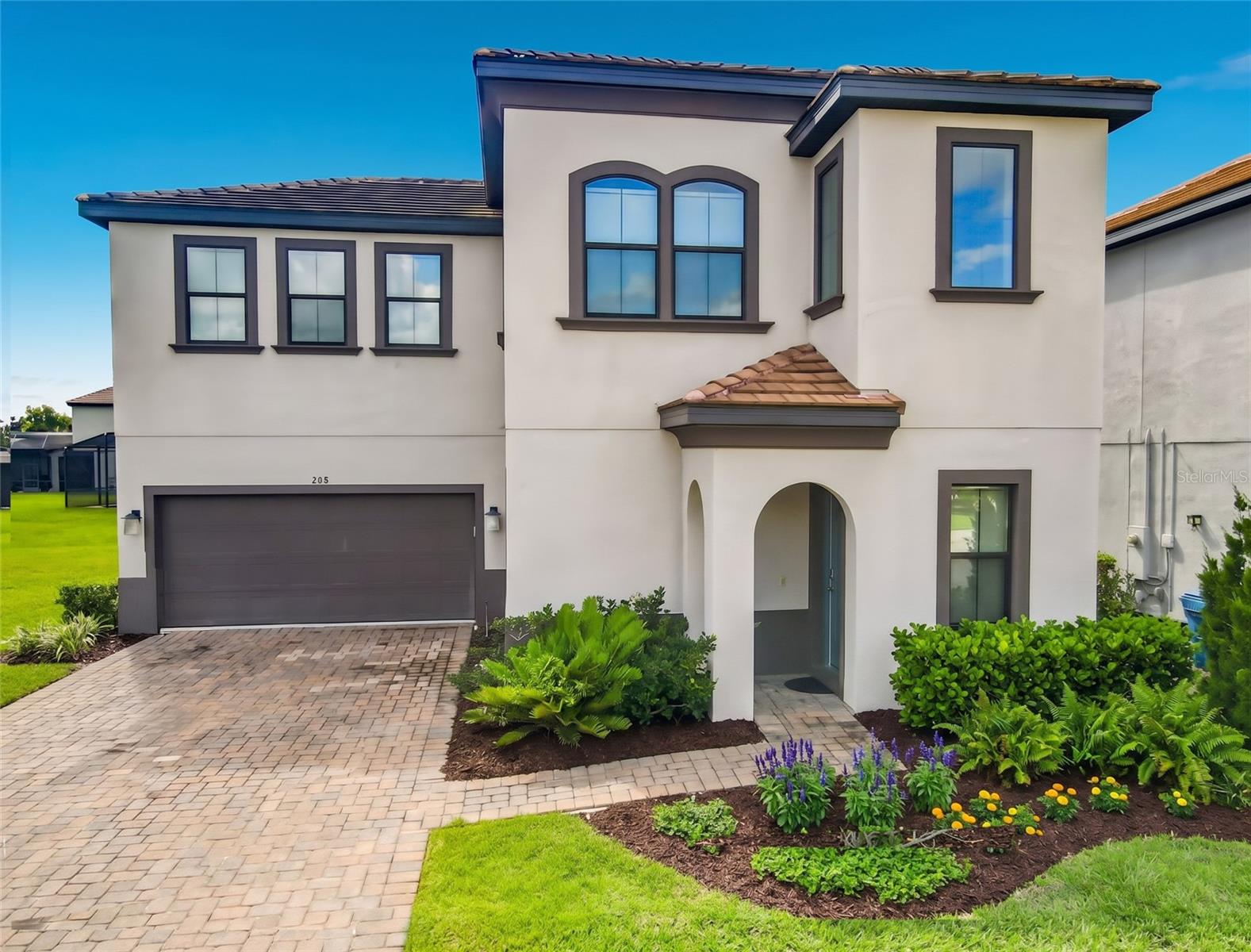 208 BROOKES PL Property Photo 1