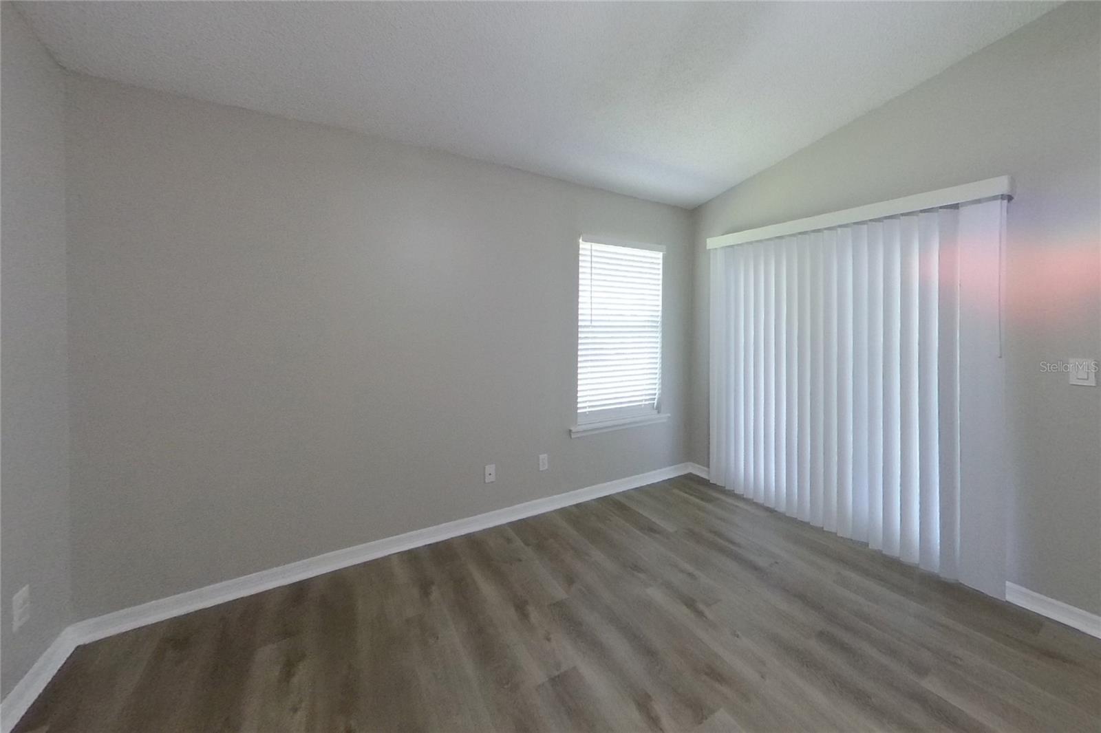 O6439274 Property Photo 3