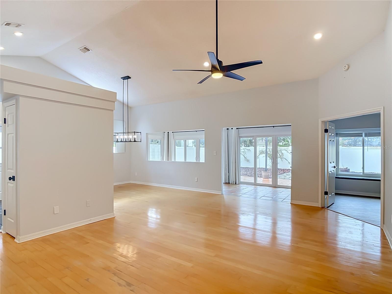 744 Barrington Cir Property Photo 6