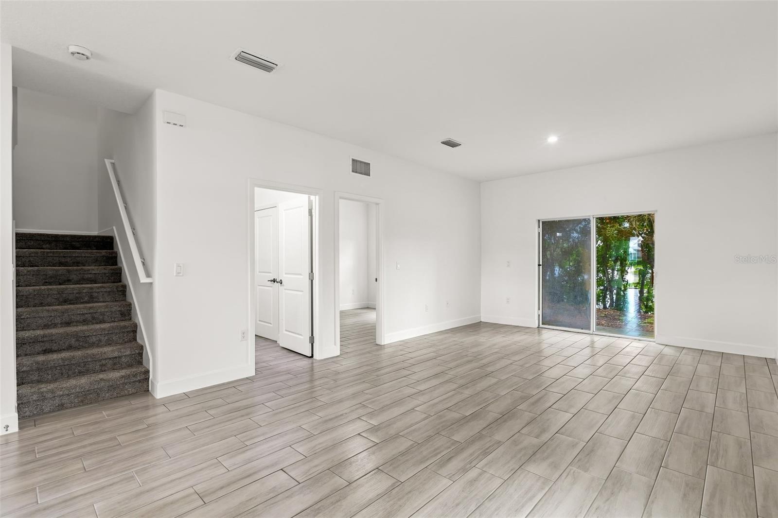 458 Lake Shore Pkwy Property Photo 5