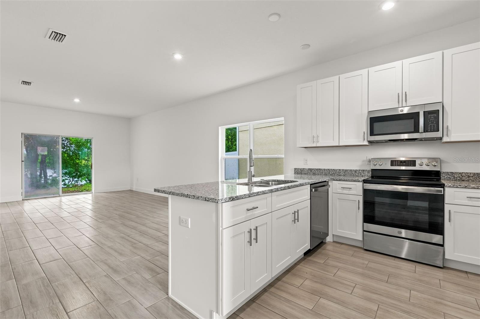 458 Lake Shore Pkwy Property Photo 10