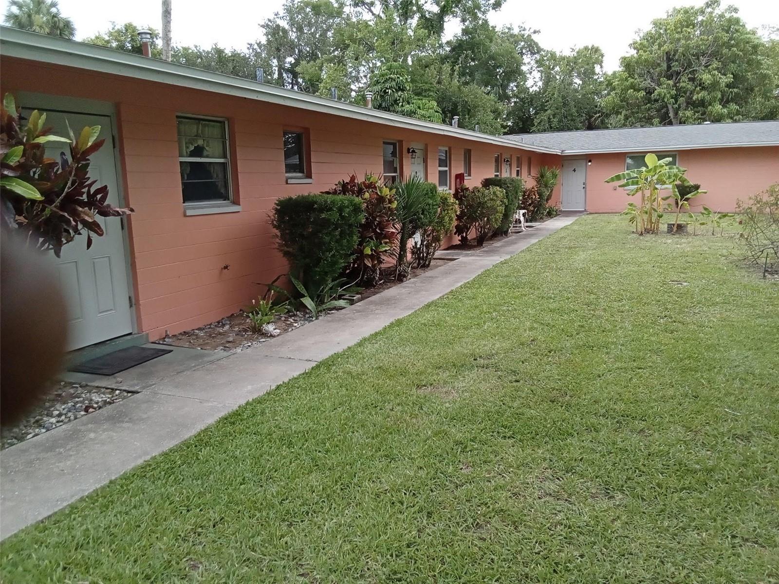 555 Oak St Property Photo 1