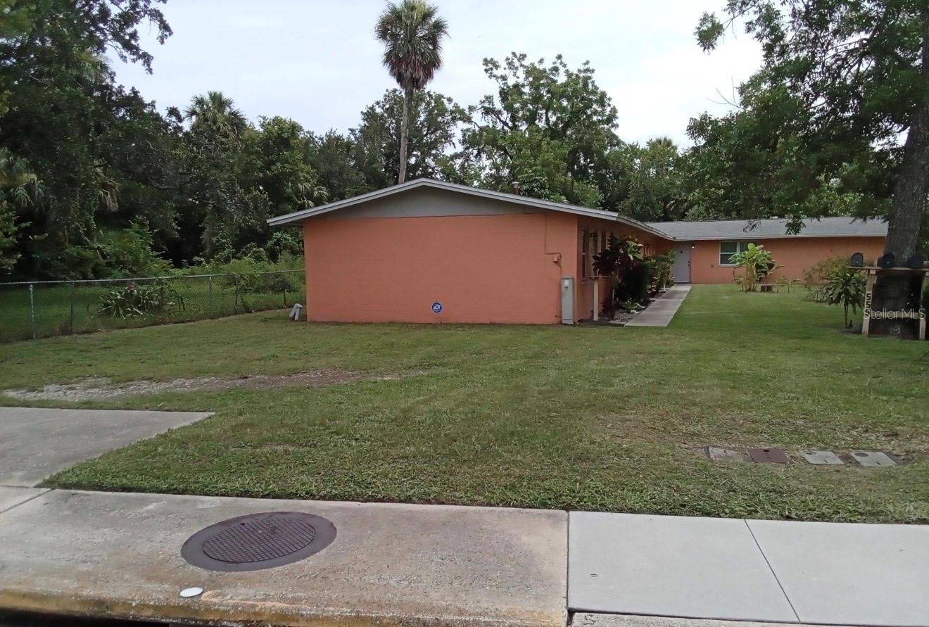 555 Oak St Property Photo 2
